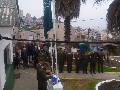 VECINOS DE REÑACA SALUDAN A CARABINEROS EN SU DÍA