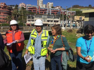DOH Y EMPRESA CONTRATADA PARA LA CONSERVACIÓN DE CAUCES DE LAS CUENCAS DE LOS ESTEROS DE VIÑA DEL MAR Y REÑACA REALIZAN RECORRIDO EN TERRENO