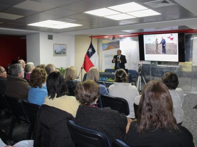 KENNETH PUGH DICTA CONFERENCIA EN SALA CODAR SOBRE EL PASADO Y FUTURO DEL ESTRECHO DE MAGALLES